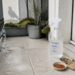 Répulsif pigeon naturel sur balcon avec pulvérisateur et fientes nettoyées