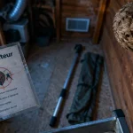 Destructeur de nid de frelons sur un nid en abri de jardin