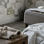Punaise de lit vinaigre blanc : flacon de nettoyage près d’un matelas